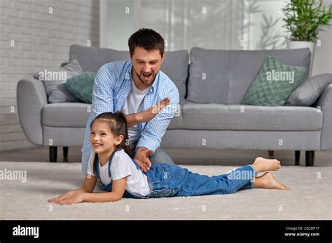 dad massage daughter